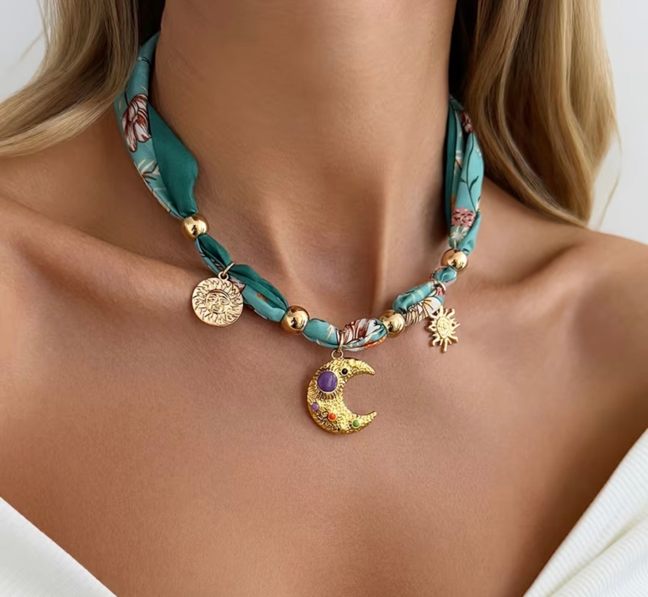 Collier Moon